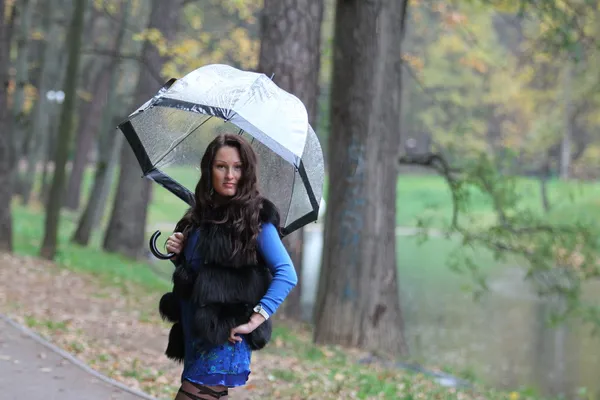 Žena s deštníkem, procházky v parku — Stock fotografie