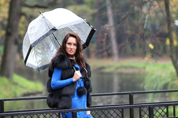 Woman with umbrella in autumn park — Stock Photo, Image