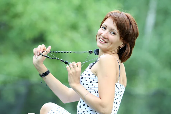 Mulher feliz no parque — Fotografia de Stock