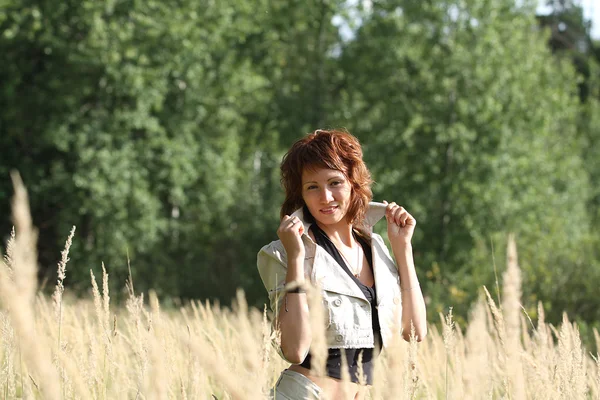 Mujer caminando en el campo —  Fotos de Stock