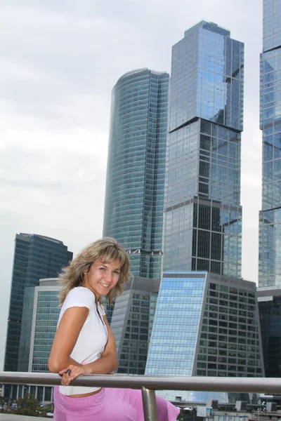 Glada blonda kvinnan i city — Stockfoto
