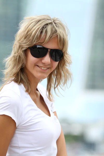 Mujer rubia en gafas de sol en la ciudad —  Fotos de Stock