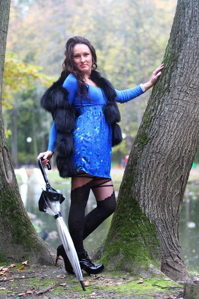 Brunette femme avec parapluie dans le parc — Photo