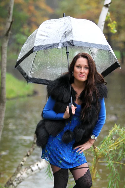 Sonbahar parkında şemsiyeli bir kadın — Stok fotoğraf