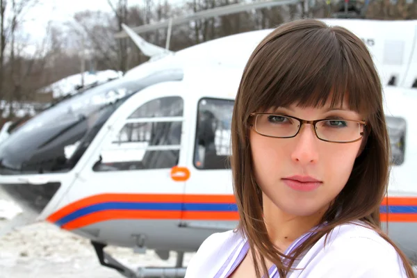 Hübsche junge Krankenschwester und Hubschrauber — Stockfoto