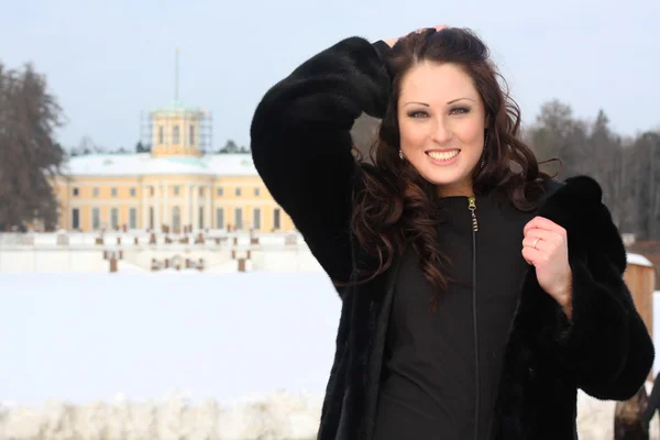 Mulher feliz no parque de inverno — Fotografia de Stock