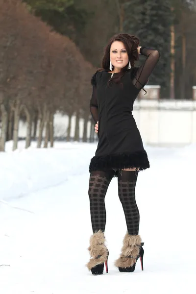 Brunette femme dans le parc d'hiver — Photo