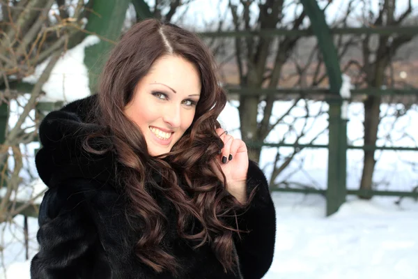 Happy brunette woman in park — Stock Photo, Image