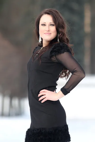 Brunette woman in winter park — Stock Photo, Image