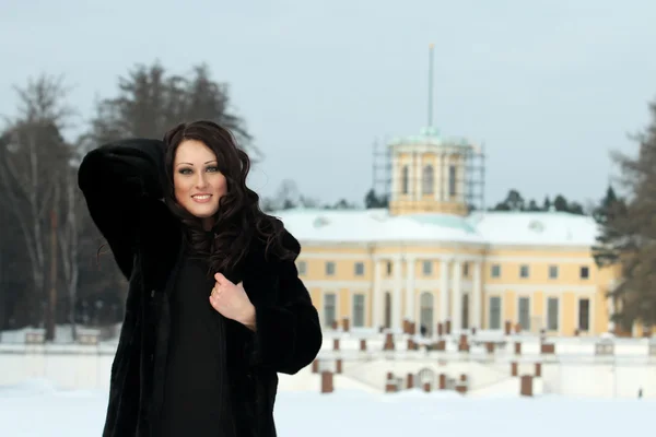 Femme heureuse marchant dans le parc d'hiver — Photo