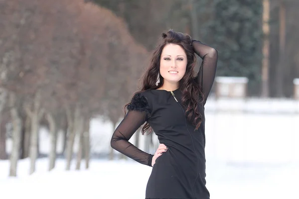 Femme heureuse dans le parc d'hiver — Photo