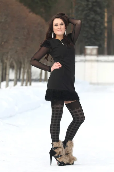 Pretty brunette woman in winter park — Stock Photo, Image