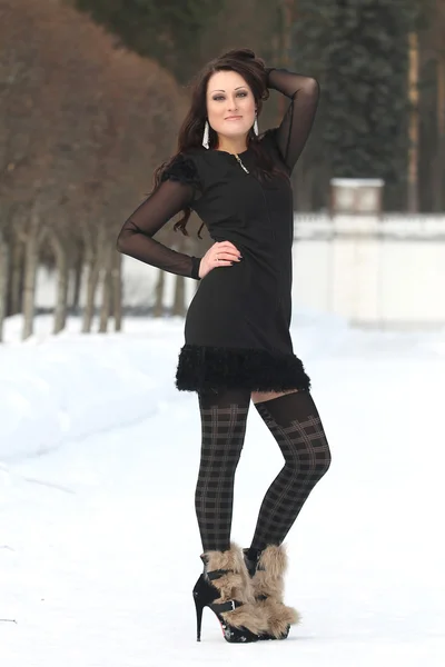 Jolie femme brune dans le parc d'hiver — Photo