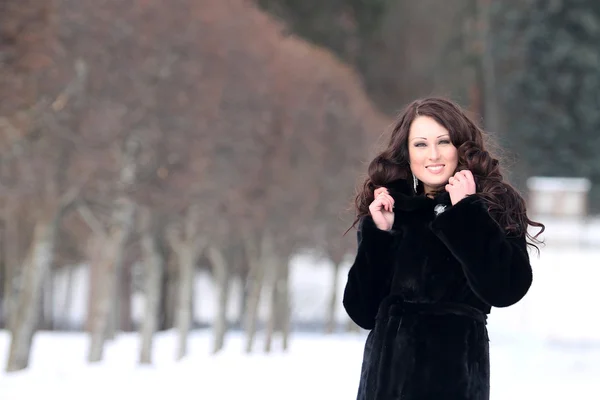 Young woman walking in park — Stock Photo, Image