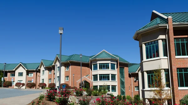 Budynków mieszkalnych hali na terenie kampusu Uniwersytetu — Zdjęcie stockowe