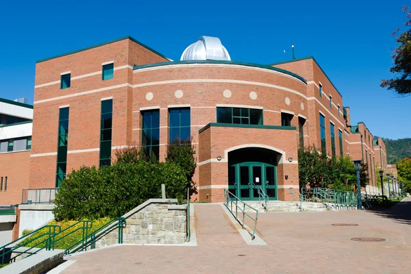 Wissenschaftsgebäude auf dem Universitätscampus — Stockfoto