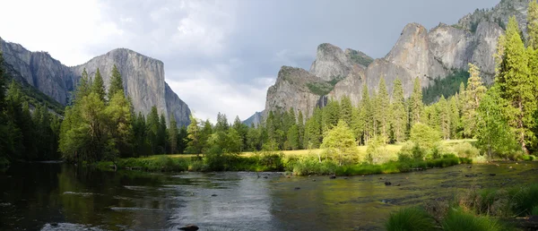 Panoramic view of Yosemite valley — Stock Photo, Image
