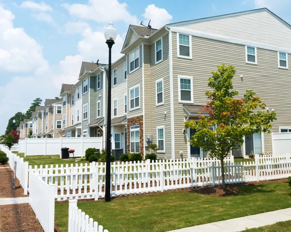 Suburban Três andares Casas da cidade — Fotografia de Stock