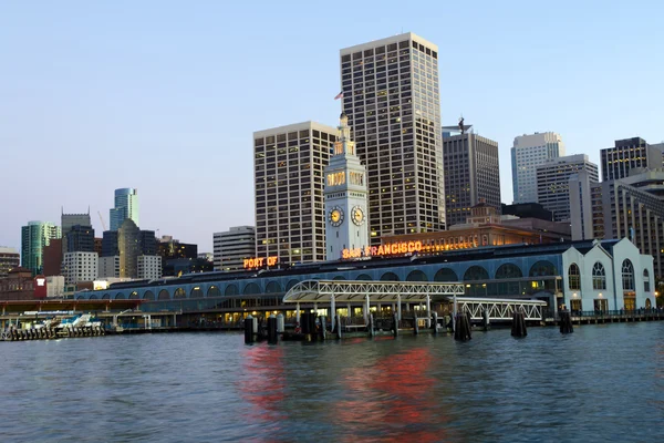 Hamnen i san francisco i skymningen — Stockfoto