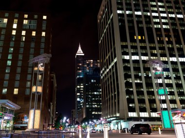 Amerikan şehir şehir gece sahne. Raleigh, nc