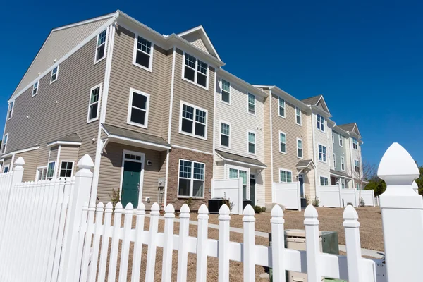 Yeni yapı townhouses vinil siding ile — Stok fotoğraf