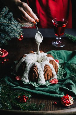 Noel için zencefilli kek, arkaplanda nar ve noel süslemeleri.