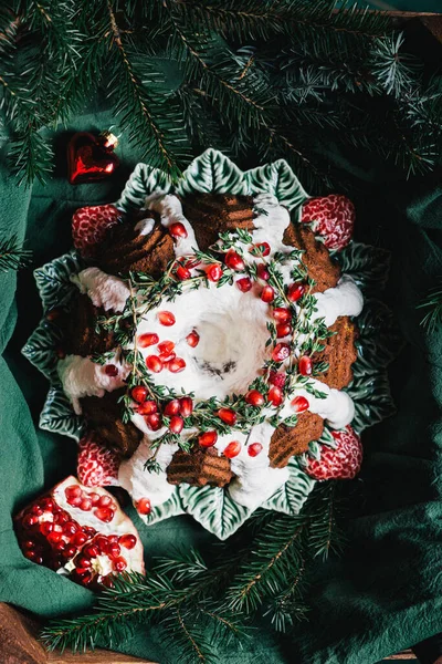 Gingerbread Bundt Cake for Christmas with pomegranate and christmas decorations over dark background — Stock Photo, Image