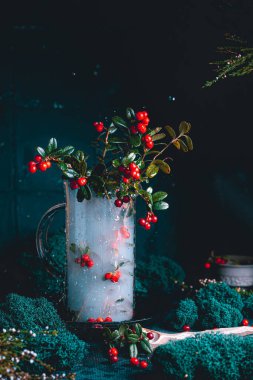Şişe dolusu dut taze olgun kuzey yaban mersini. Sağlıklı gıda ve organik ürünler kavramı. 