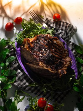 Taze meyve suyu, az pişmiş biftek ve taze domatesli matkap biftek. Izgara Et Yakın çekim 