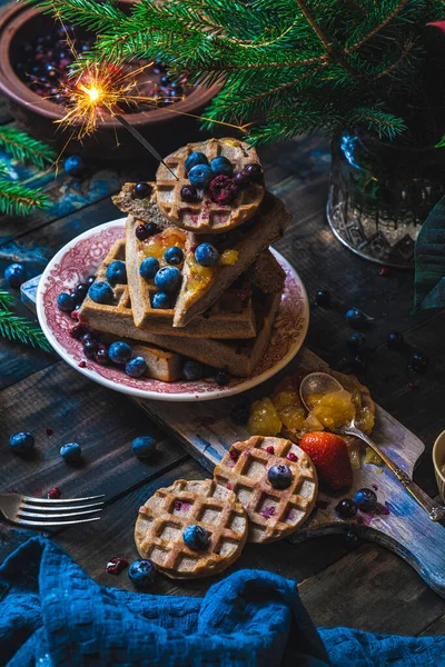 Croissant Waffle o Croffle con srawberry y salsa de arándanos servidos en plato y fondo oscuro. Cerrar, copiar espacio. — Foto de Stock