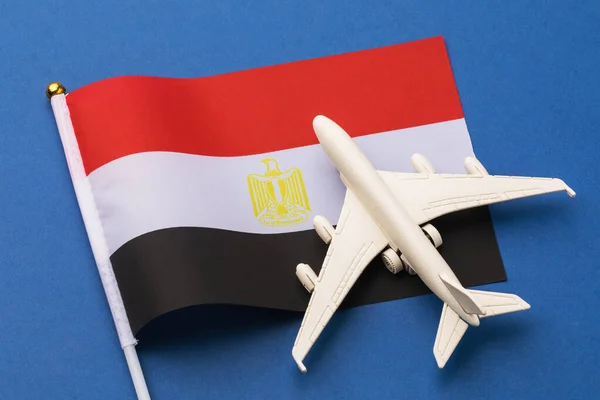 Bandera Egipto Avión Juguete Sobre Fondo Azul Concepto Huida Egipto Imágenes De Stock Sin Royalties Gratis