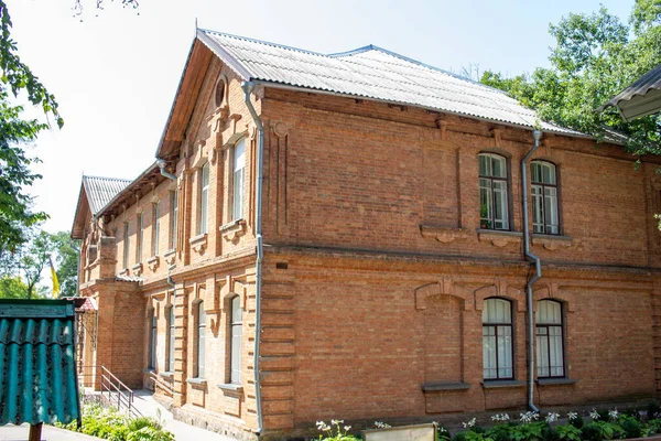 ウクライナのパヴリシュ 2021年8月19日 ウクライナのパヴリシュ村にある農村学校の古い建物のファサード 有名な教師ヴァシル スホムリンスキーの学校 アール ヌーヴォー様式の建築 — ストック写真