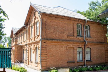 Pavlysh, Ukrayna - 19 Ağustos 2021: Pavlysh, Ukrayna 'da eski bir kırsal okul binasının cephesi. Ünlü öğretmen Vasyl Sukhomlynsky 'nin okulu. Art Nouveau stilinde mimari