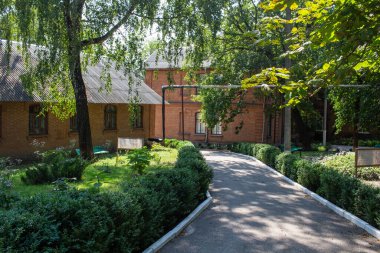 Pavlysh, Ukrayna - 19 Ağustos 2021: Pavlysh, Ukrayna 'da eski bir kırsal okul binasının cephesi. Ünlü öğretmen Vasyl Sukhomlynsky 'nin okulu. Art Nouveau stilinde mimari