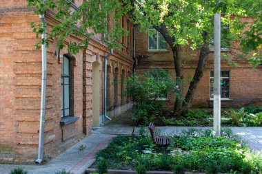 Pavlysh, Ukrayna - 19 Ağustos 2021: Pavlysh, Ukrayna 'da eski bir kırsal okul binasının cephesi. Ünlü öğretmen Vasyl Sukhomlynsky 'nin okulu. Art Nouveau stilinde mimari