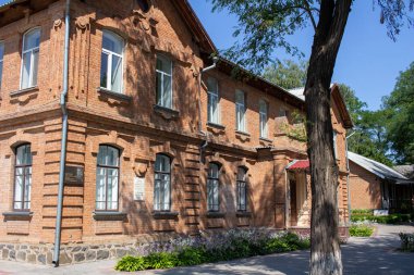 Pavlysh, Ukrayna - 19 Ağustos 2021: Pavlysh, Ukrayna 'da eski bir kırsal okul binasının cephesi. Ünlü öğretmen Vasyl Sukhomlynsky 'nin okulu. Art Nouveau stilinde mimari