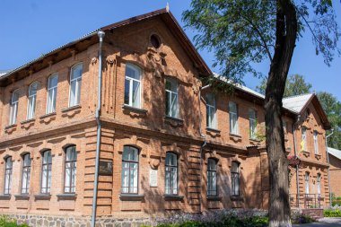 Pavlysh, Ukrayna - 19 Ağustos 2021: Pavlysh, Ukrayna 'da eski bir kırsal okul binasının cephesi. Ünlü öğretmen Vasyl Sukhomlynsky 'nin okulu. Art Nouveau stilinde mimari