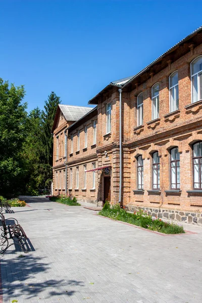 2021年8月19日 乌克兰帕夫利什 乌克兰帕夫利什村一所农村学校旧楼的立面 著名教师Vasyl Sukhomlynsky的学校新艺术风格的建筑 — 图库照片