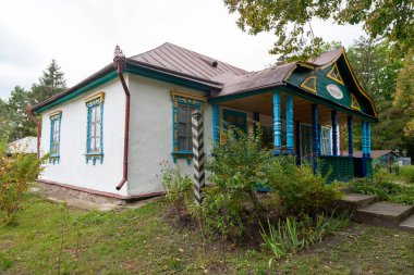 Pereyaslav-Khmelnytskyi, Ukrayna - 1 Ekim 2021: Pereyaslav-Khmelnitsky 'deki Halk Mimarisi ve Ortanca Dinyeper' in Yaşamı Müzesi 'ndeki tarihi binanın yeniden inşası