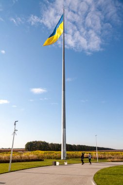 Ukrayna 'nın büyük ulusal bayrağı mavi gökyüzünde dalgalanıyor