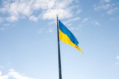 Ukrayna 'nın büyük ulusal bayrağı mavi gökyüzünde dalgalanıyor
