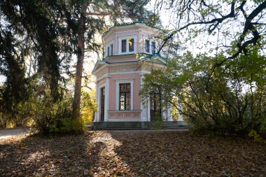 Sofiyivka Park, Uman, Ukrayna 'daki Kiralık karşıtı adada güneşli bir sonbahar gününde Pembe Pavilion manzarası
