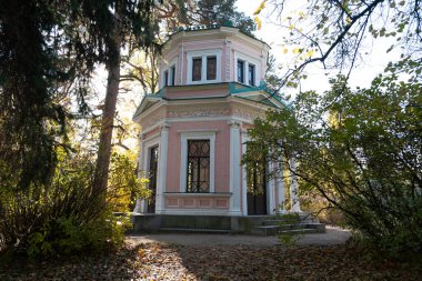 Sofiyivka Park, Uman, Ukrayna 'daki Kiralık karşıtı adada güneşli bir sonbahar gününde Pembe Pavilion manzarası