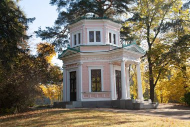 Sofiyivka Park, Uman, Ukrayna 'daki Kiralık karşıtı adada güneşli bir sonbahar gününde Pembe Pavilion manzarası