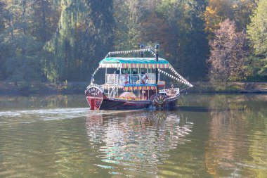 Uman, Ukrayna - 14 Ekim 2021: Uman 'daki Sofievsky botanik bahçesi veya Sofiyivsky Parkı, bulutlu bir sonbahar gününde