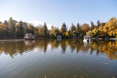 Uman, Ukrayna - 14 Ekim 2021: Uman 'daki Sofievsky botanik bahçesi veya Sofiyivsky Parkı, bulutlu bir sonbahar gününde