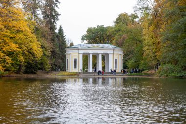 Uman, Ukrayna - 14 Ekim 2021: Uman 'daki Sofievsky botanik bahçesi veya Sofiyivsky Parkı, bulutlu bir sonbahar gününde