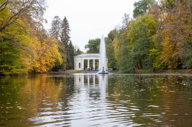 Uman, Ukrayna - 14 Ekim 2021: Uman 'daki Sofievsky botanik bahçesi veya Sofiyivsky Parkı, bulutlu bir sonbahar gününde