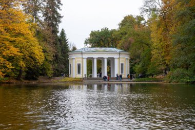 Uman, Ukrayna - 14 Ekim 2021: Uman 'daki Sofievsky botanik bahçesi veya Sofiyivsky Parkı, bulutlu bir sonbahar gününde