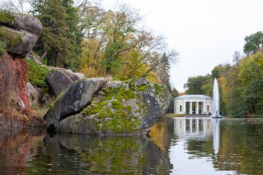 Uman, Ukrayna - 14 Ekim 2021: Uman 'daki Sofievsky botanik bahçesi veya Sofiyivsky Parkı, bulutlu bir sonbahar gününde